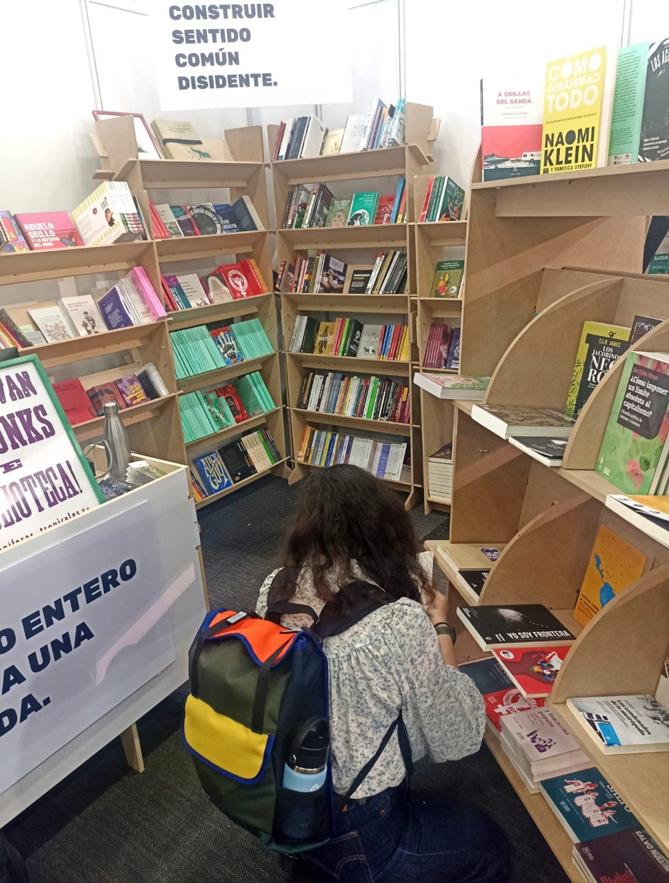 Una persona el stand de la feria